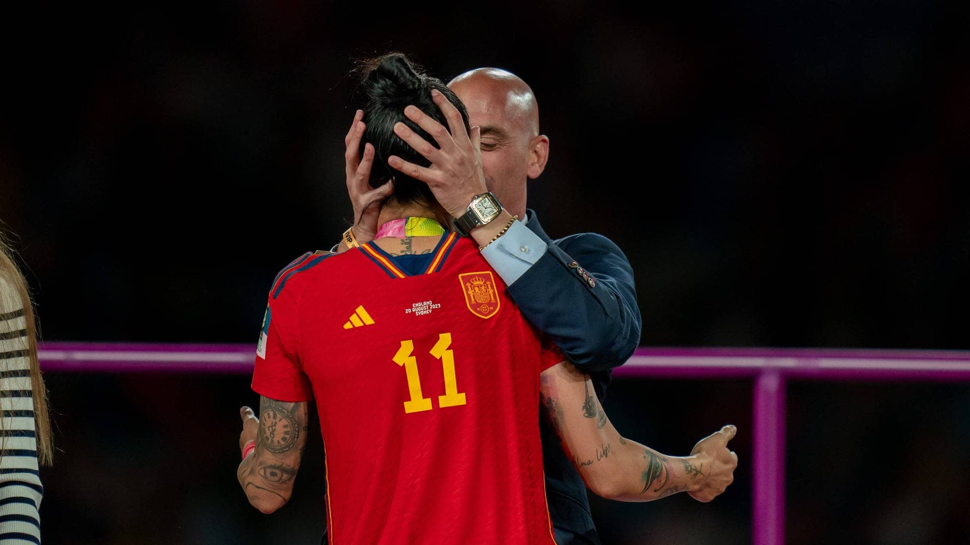 Die spanische Nationalspielerin Jenni Hermoso wird vom spanischen Verbandspräsidenten Luis Rubiales nach dem Gewinn der FIFA Frauen-Weltmeisterschaft 2023 geküsst