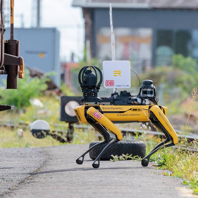 Roboterhund Spot der Deutschen Bahn steht vor einem Güterwaggon