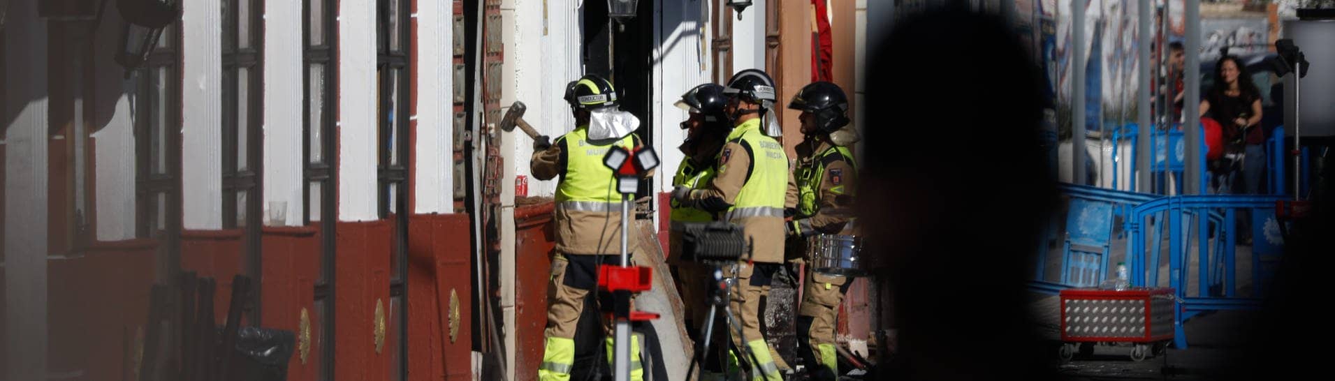 Feuerwehrleute arbeiten in einer der von einem Brand betroffenen Diskotheken in Murcia. 