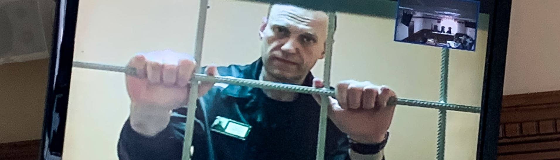 Alexej Nawalny  wird in einem Gerichtssaal in Wladimir per Videoverbindung aus dem Gefängnis zugeschaltet und ist auf einem Bildschirm zu sehen.