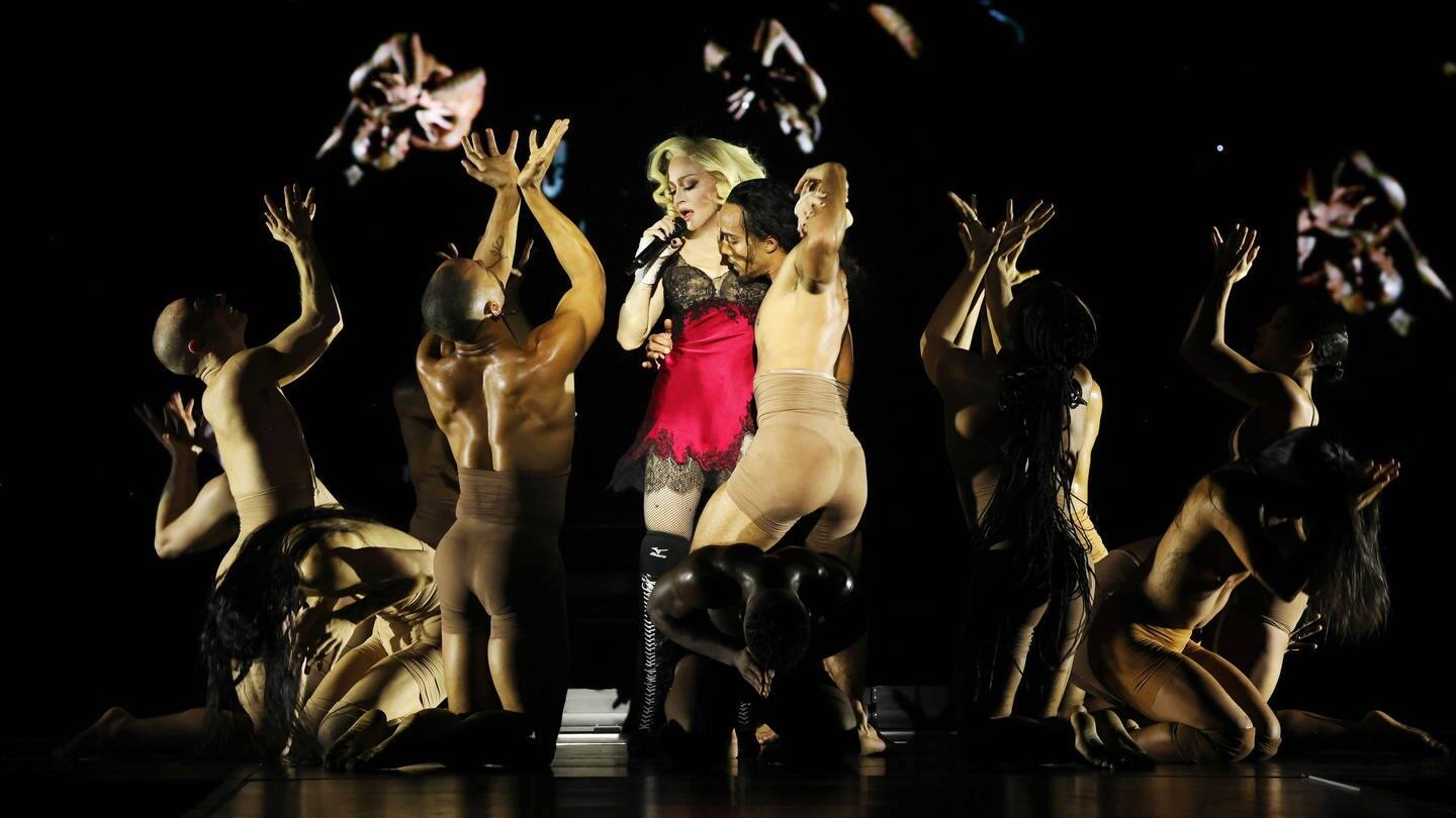 Madonna tritt während des Auftaktkonzerts der „The Celebration Tour“ in der Londoner O2 Arena auf