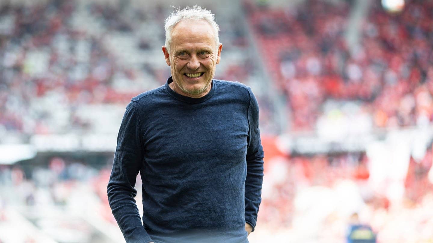 SC-Freiburg-Trainer Christian Streich lacht