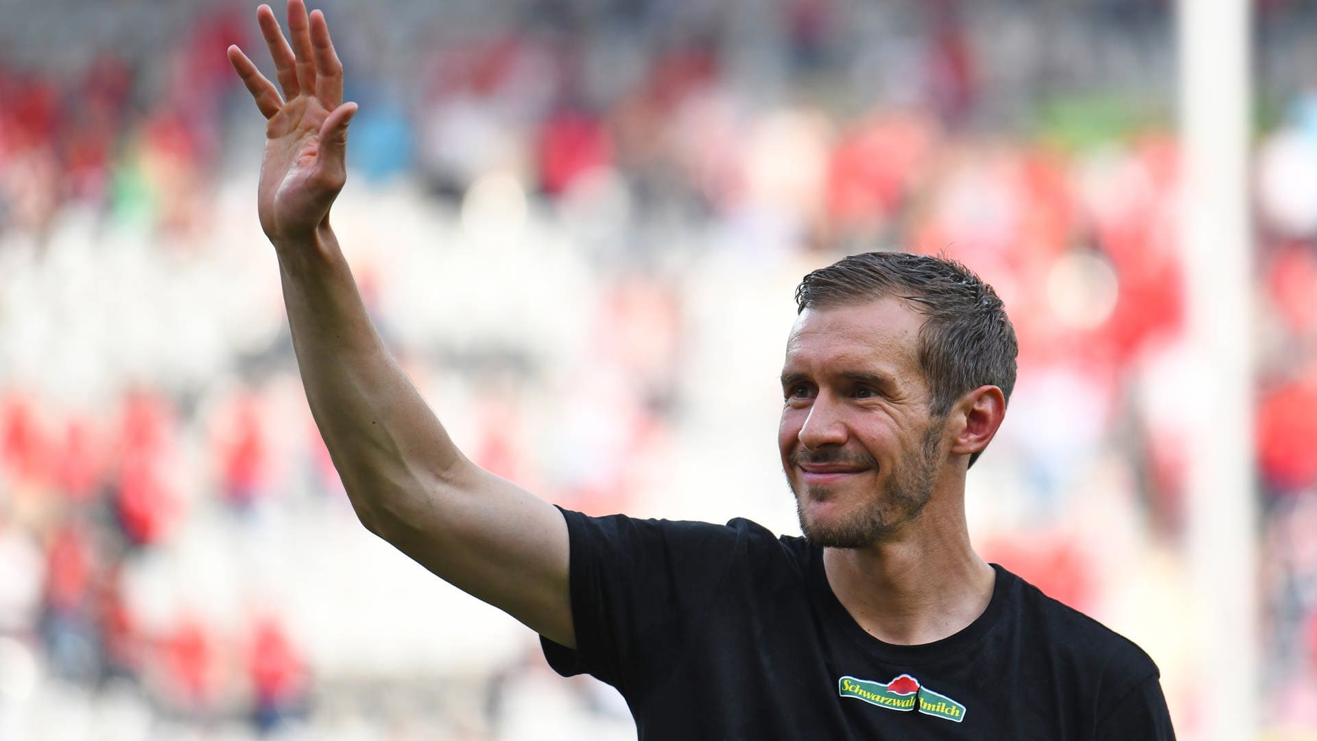 Julian Schuster von Freiburg winkt nach seinem Abschied den Fans zu.