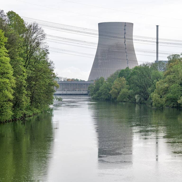 Der Kühlturm des stillgelegten Kernkraftwerks Isar 2.