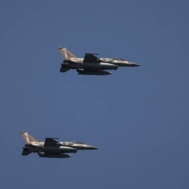 Drei israelische Kampfjets nehmen an einer Flugshow während der Feierlichkeiten zum 75. Unabhängigkeitstag teil.