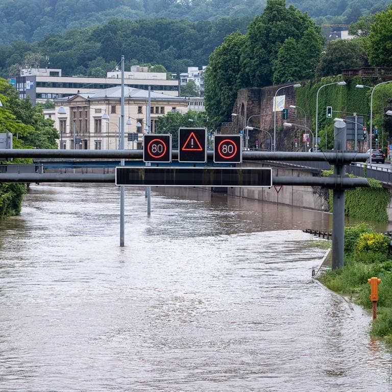 Die Autobahn A620 im Saarland steht unter Hochwasser. Es sind nur noch die Geschwindigkeitsschilder zu sehen.