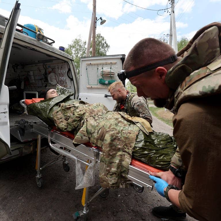 Evakuierung eines Verwundeten aus der Stadt Wowtschansk, die ständig unter russischem Beschuss steht.