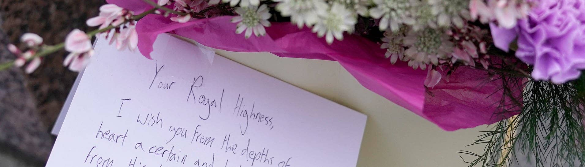 Blumen und ein Brief an Kate, Prinzessin von Wales, wurden vor dem Schloss Windsor niedergelegt.