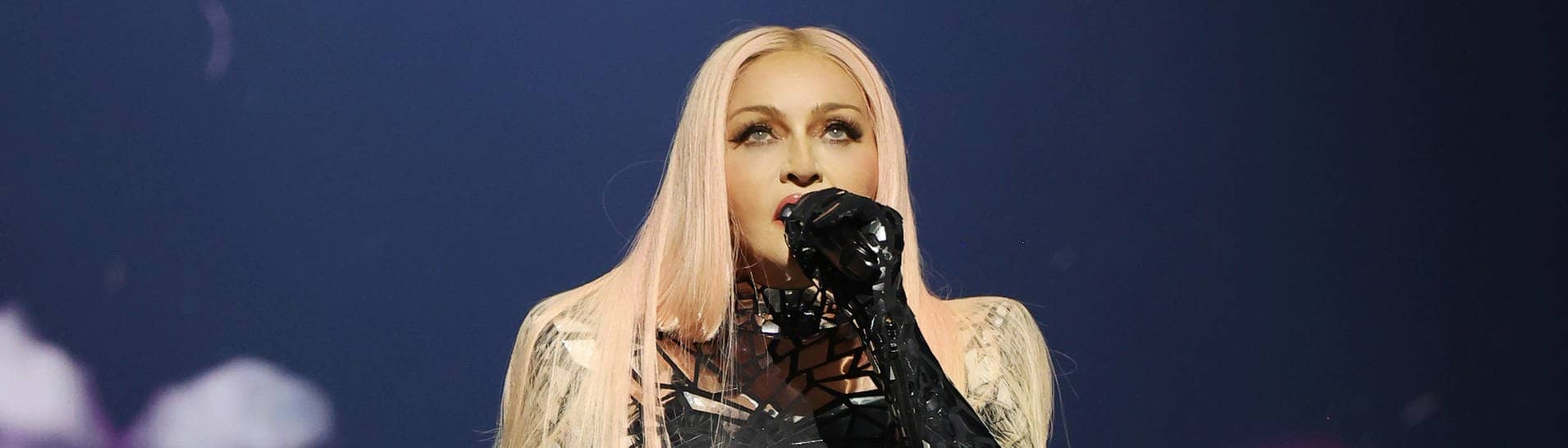 Madonna in einem glitzernden Outfit auf der Bühne der 02 Arena in London beim Auftakt ihrer Welttournee.