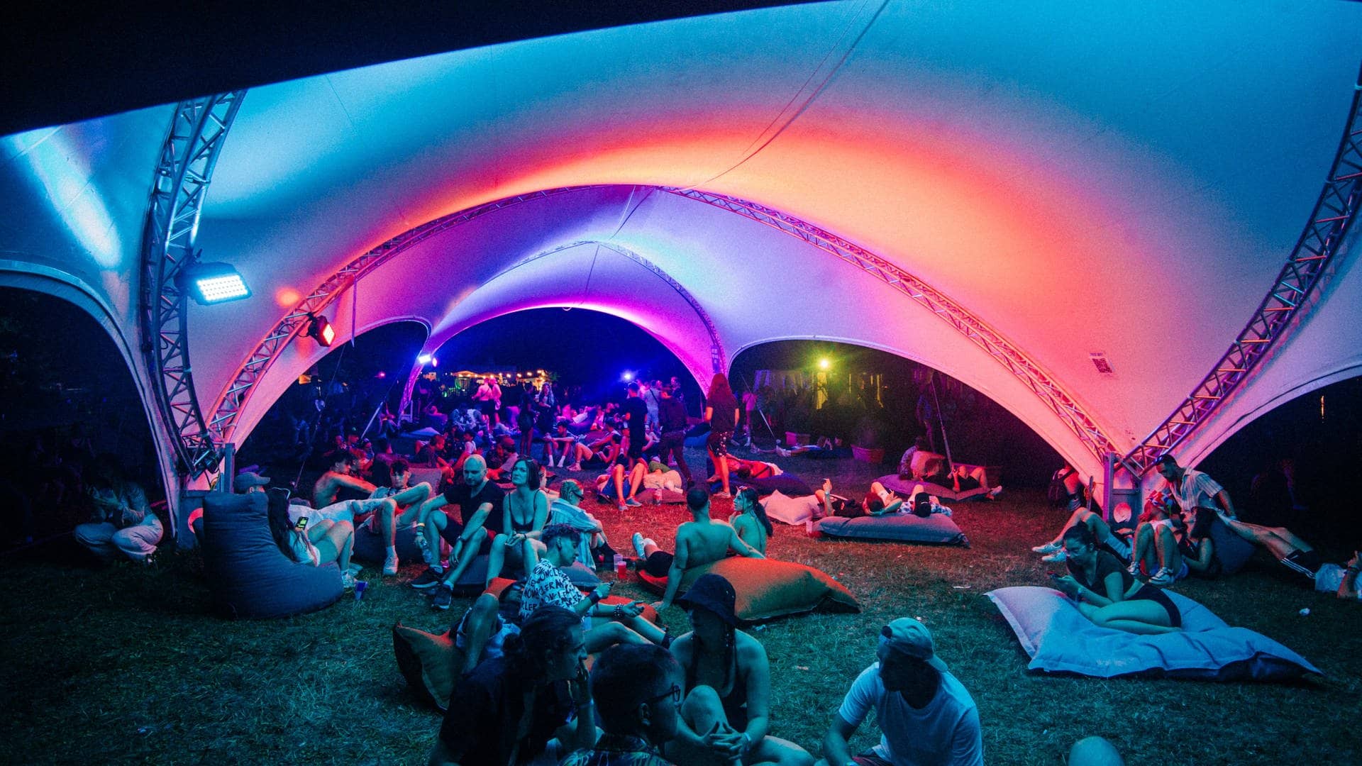 Das Sea You Festival 2023 ist bei Nacht ein richtiger Hingucker und bietet eine spektakuläre Lightshow