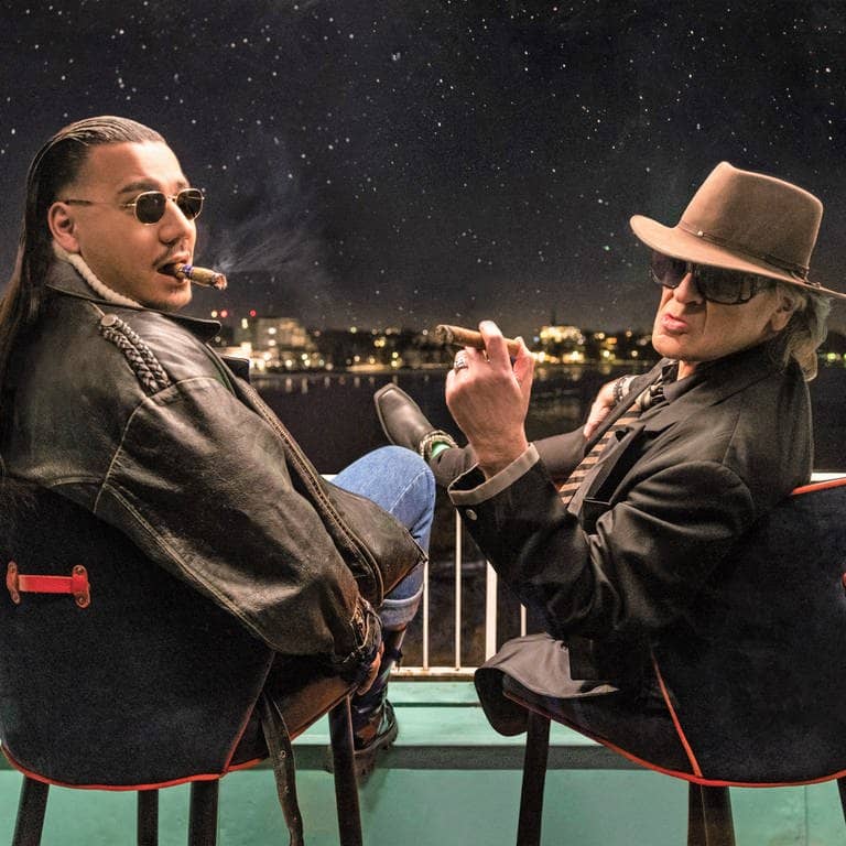 Sänger Udo Lindenberg und Apache 207 schauen Zigarre rauchend in den Nachthimmel, ihr Song „Komet“ ist der erfolgreichste Hit des Jahrtausends