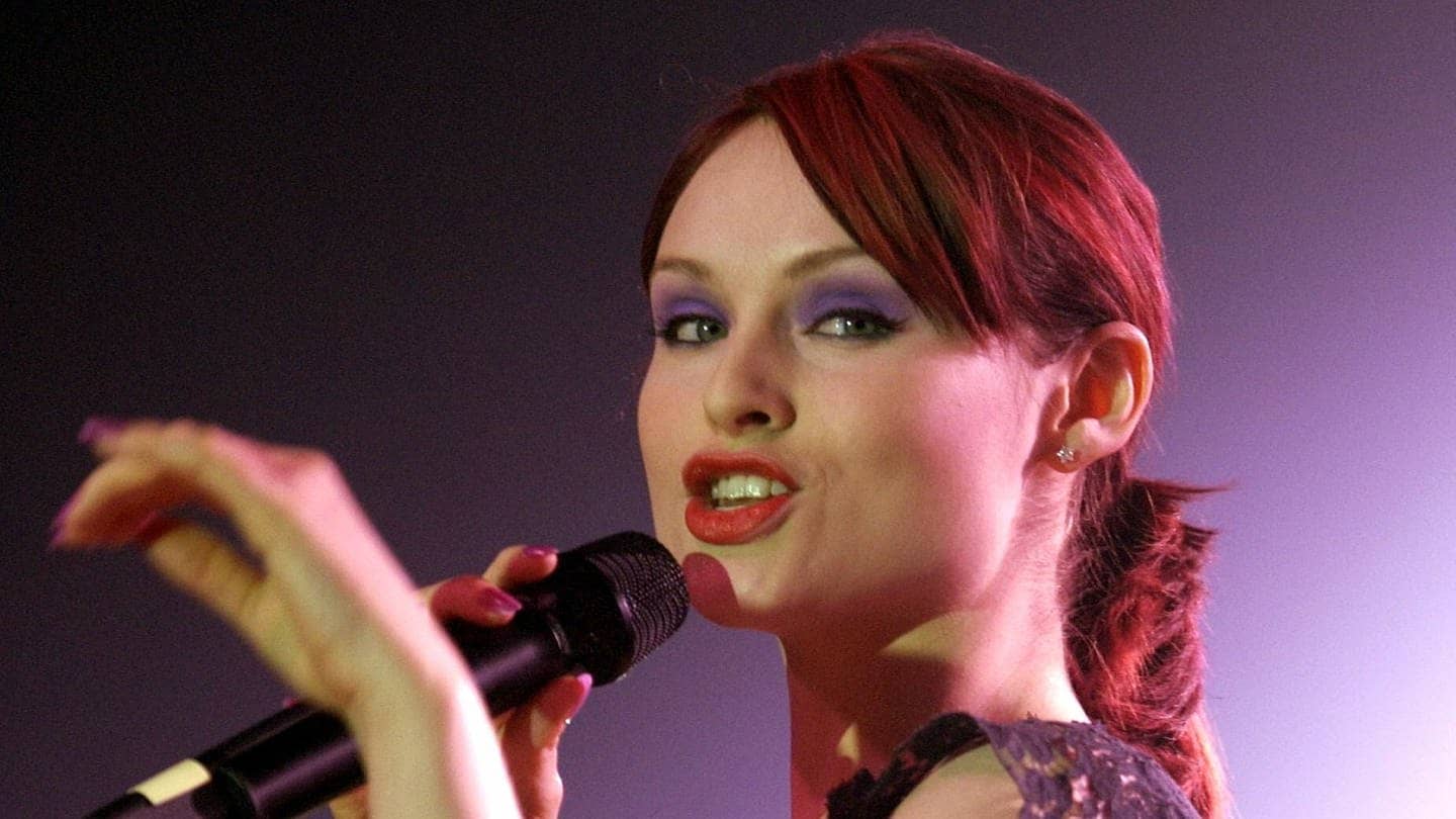 Die britische Sängerin Sophie Ellis-Bextor bei einem Konzert in Köln 2003.