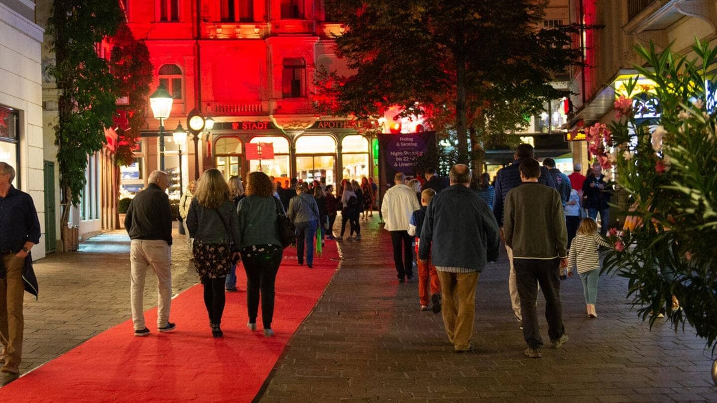 Während des SWR3 New Pop Festivals ist in Baden-Baden ein roter Teppich verlegt