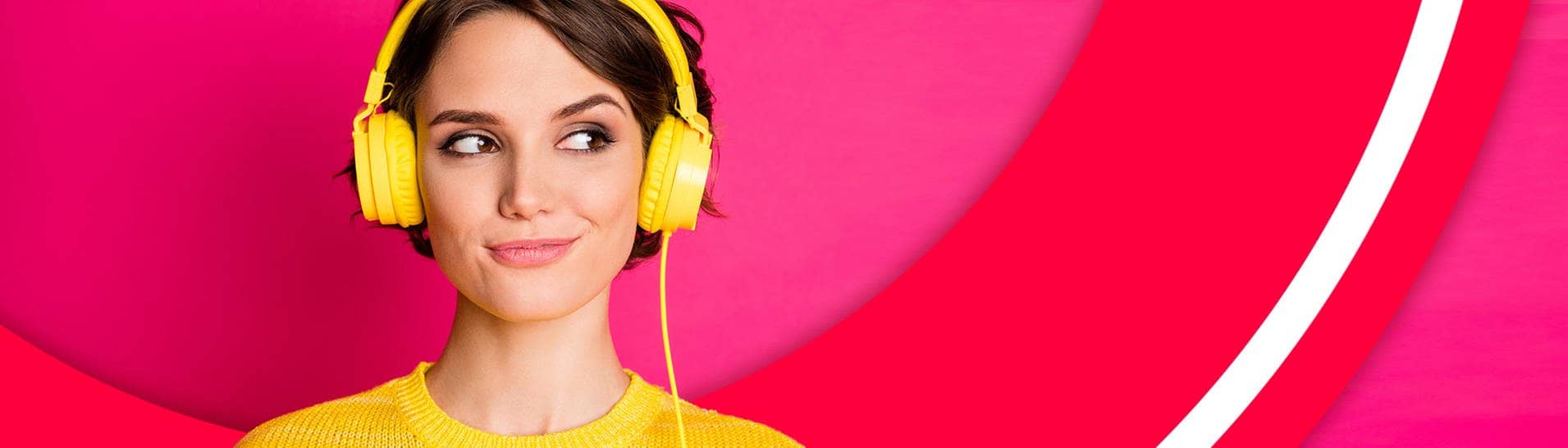 Frau hört Audioreihen und Podcast auf dem Kopfhörer