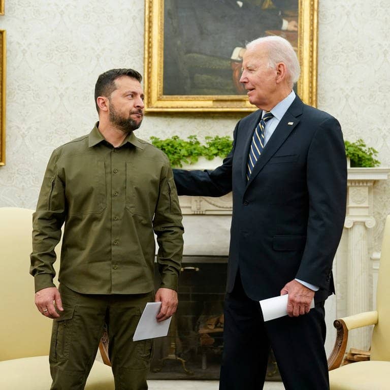 US-Präsident Joe Biden legt dem ukrainischen Präsidenten Wolodymyr Selenskyj eine Hand auf den Rücken (Foto: dpa Bildfunk, picture alliance/dpa/AP | Evan Vucci)