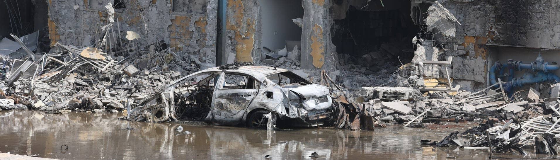 Ein zerstörtes Auto steht in den Trümmer eines zerstörten Gebäudes in der irsraelischen Grenzstadt Sdero.