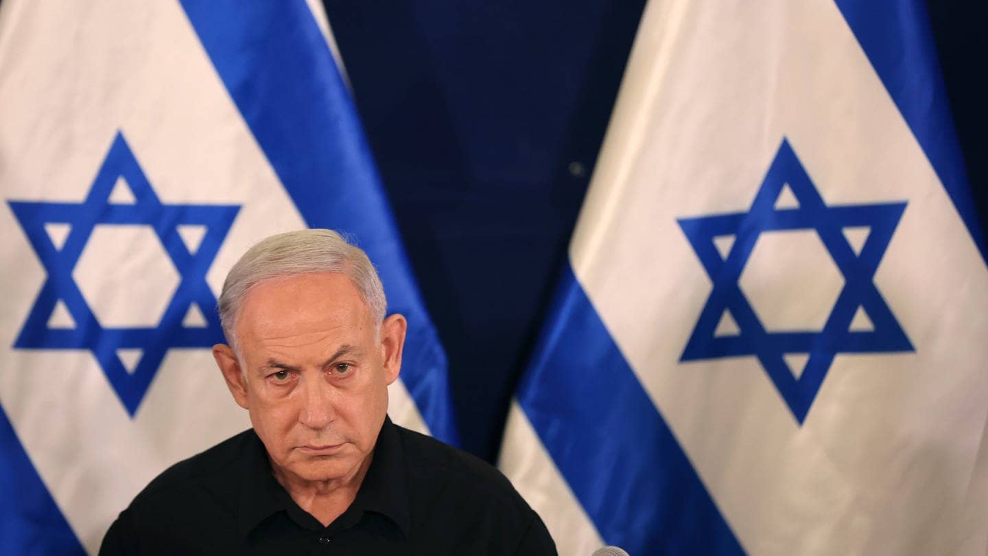 Benjamin Netanjahu, Ministerpräsident von Israel, vor israelischen Flaggen
