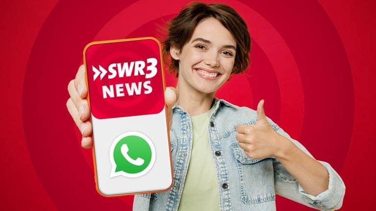 Eine Frau hält ein Smartphone mit dem Display nach vorne nach oben. Da SWR3 nun einen Whatsapp-Kanal hat, sind darauf die beiden Logos zu sehen.