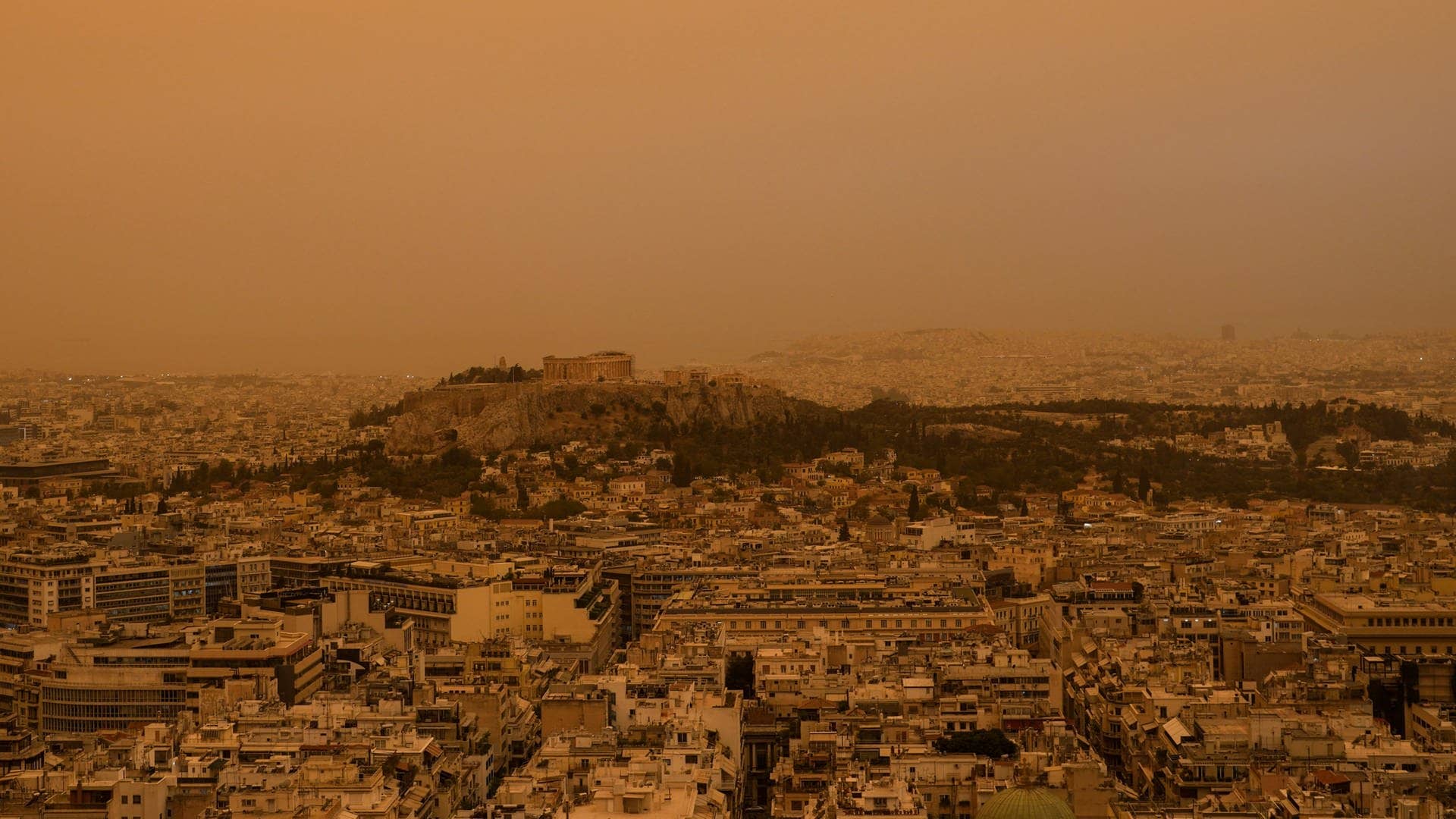 Der antike Akropolis-Hügel und die Stadt Athen vom Lykabettus-Hügel aus gesehen.