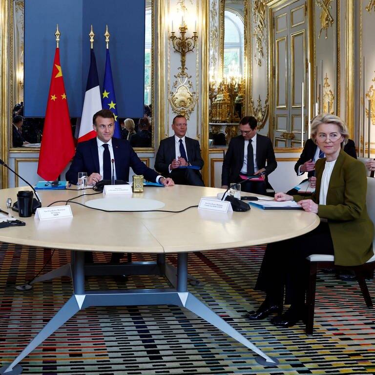 Der französische Präsident Emmanuel Macron, Chinas Präsident Xi Jinping und die Präsidentin der Europäischen Kommission Ursula von der Leyen nehmen an einem trilateralen Treffen im Elysee-Palast im Rahmen des zweitägigen Staatsbesuchs des chinesischen Präsidenten in Frankreich teil. 
