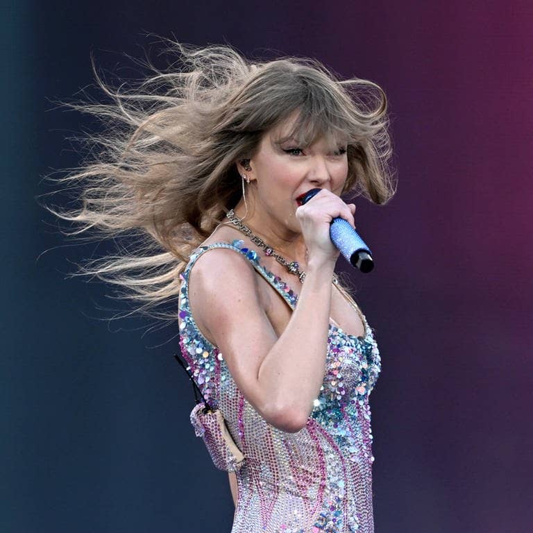 Für die Konzerte von Taylor Swift, die mit wehendem Haar in ein Mikrofon singt, wurden tickets geklaut.