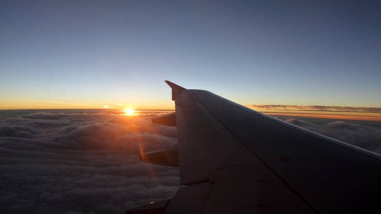 Sonnenuntergang aus dem Flugzeug-Fenster