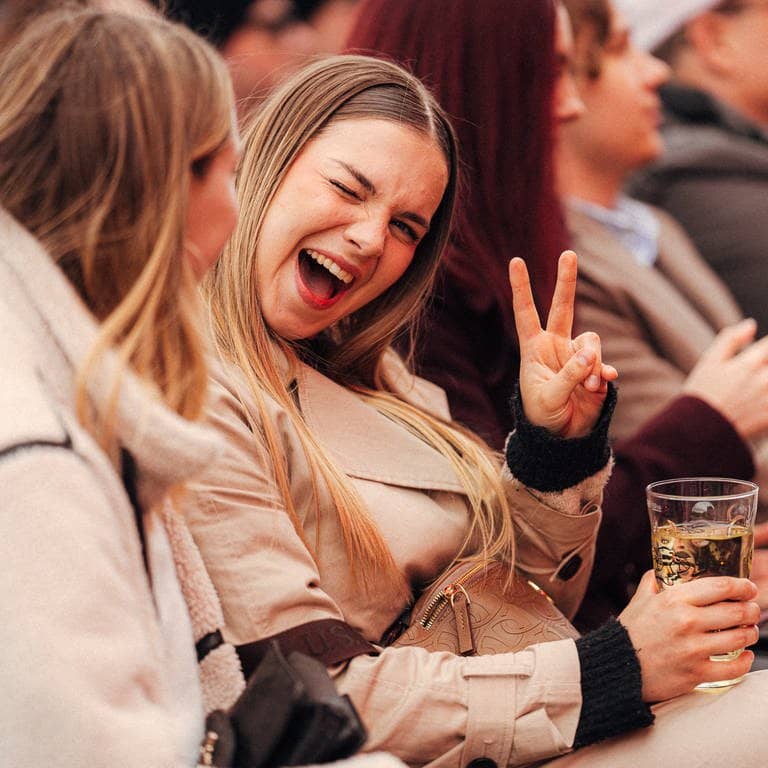 Eine junge Frau lacht beim SWR3 Comedy Festival über den Auftritt von Vince Ebert. (Foto: SWR3, Adrian Walter)