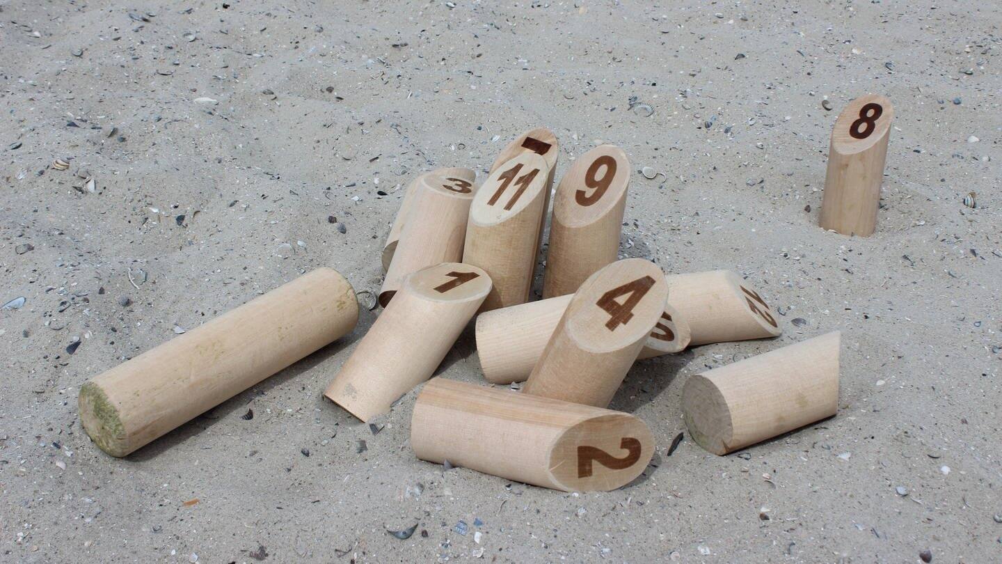 Nummerierte Holzklötze liegen im Sand (Foto: SWR)
