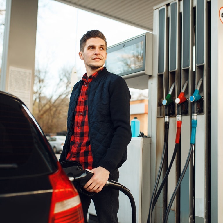 Mann steht an der Tankstelle und tankt (Foto: IMAGO, Panthermedia)