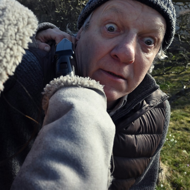 Der ehemalige Arzt Dr. Erwin Stirn (Lutz Blochberger) wird in seinem Garten niedergestreckt. (Foto: ard-foto s1)