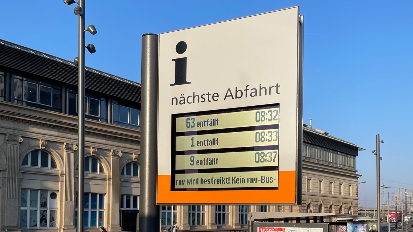 Foto: SWR, SWR3-Reporter Sascha Kaub Busschild am Bahnhof Mannheim mit Infos zu ausgefallenen Bussen. (Foto: SWR, SWR3-Reporter Sascha Kaub)