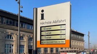 Busschild am Bahnhof Mannheim mit Infos zu ausgefallenen Bussen. (Foto: SWR, SWR3-Reporter Sascha Kaub) Busschild am Bahnhof Mannheim mit Infos zu ausgefallenen Bussen.