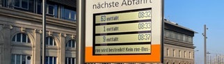 Busschild am Bahnhof Mannheim mit Infos zu ausgefallenen Bussen. 