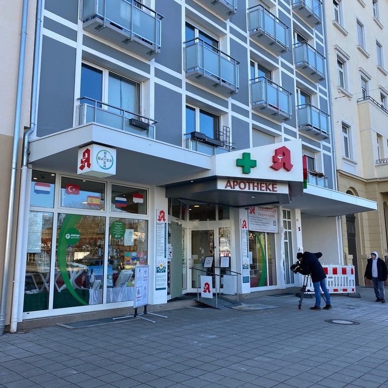Blick auf die Apotheke, davor steht ein Kameramann. (Foto: SWR, Tobias Zapp, Studio Karlsruhe)