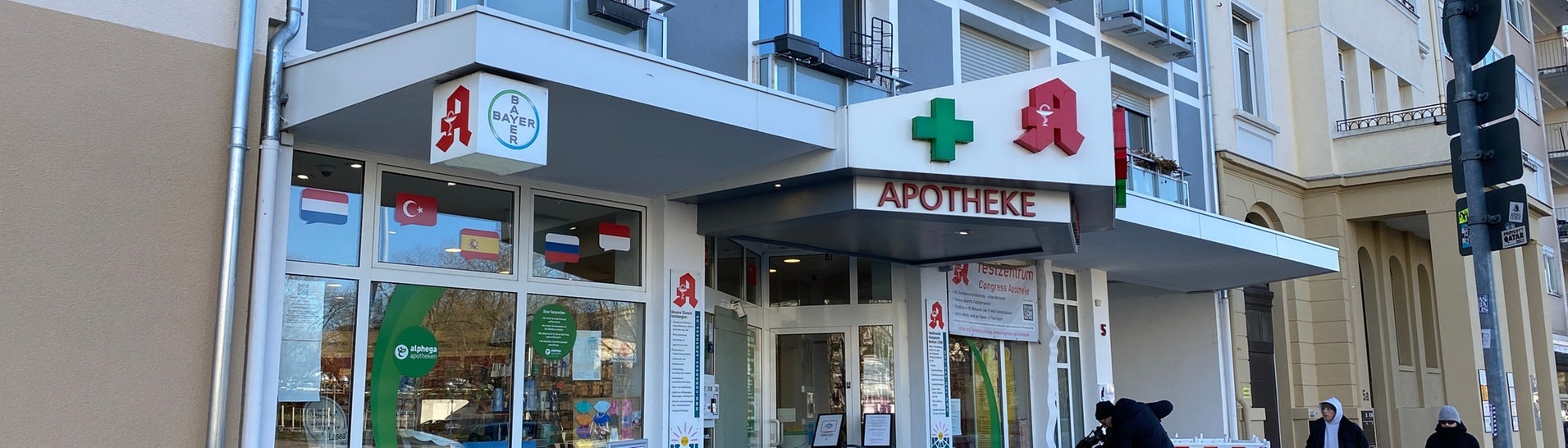 Blick auf die Apotheke, davor steht ein Kameramann. (Foto: SWR, Tobias Zapp, Studio Karlsruhe)