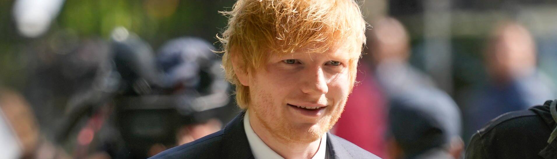 Ed Sheeran (M), Sänger aus Großbritannien, steht vor dem New Yorker Bundesgericht, nachdem er seinen Prozess wegen Urheberrechtsverletzung gewonnen hat. Sheeran hat in einem Prozess wegen angeblicher Copyright-Verletzungen in New York Recht bekommen. (Foto: dpa Bildfunk, picture alliance/dpa/AP | Seth Wenig)