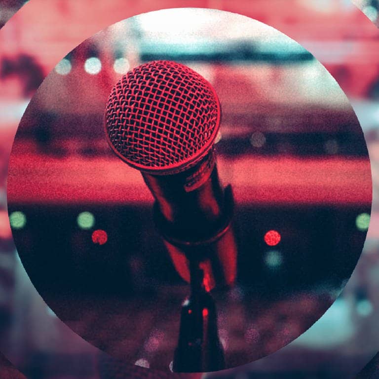 Ein Mikrofon in einem noch leeren Konzertsaal (Foto: Niko Neithardt)