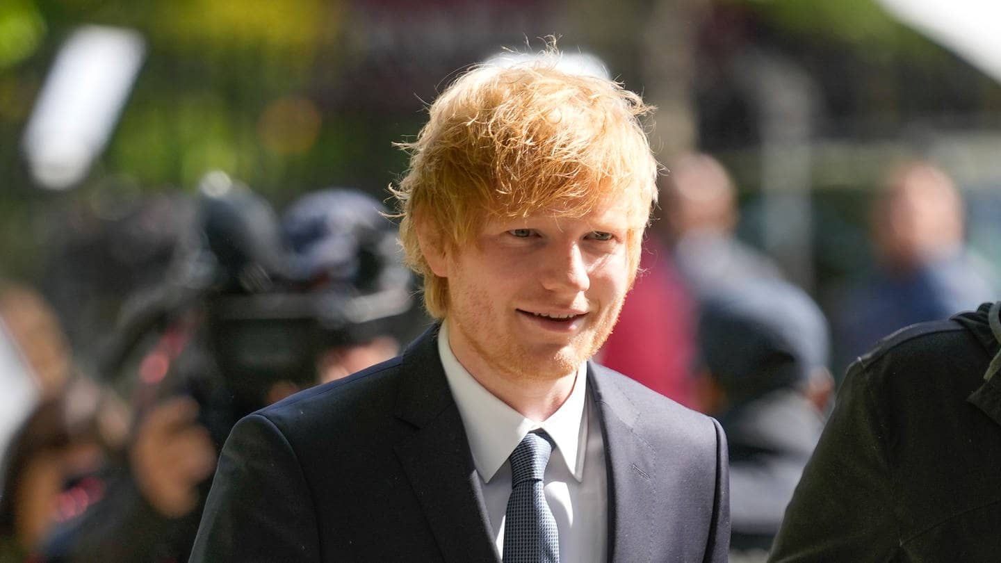 Ed Sheeran (M), Sänger aus Großbritannien, steht vor dem New Yorker Bundesgericht, nachdem er seinen Prozess wegen Urheberrechtsverletzung gewonnen hat. Sheeran hat in einem Prozess wegen angeblicher Copyright-Verletzungen in New York Recht bekommen. (Foto: dpa Bildfunk, picture alliance/dpa/AP | Seth Wenig)
