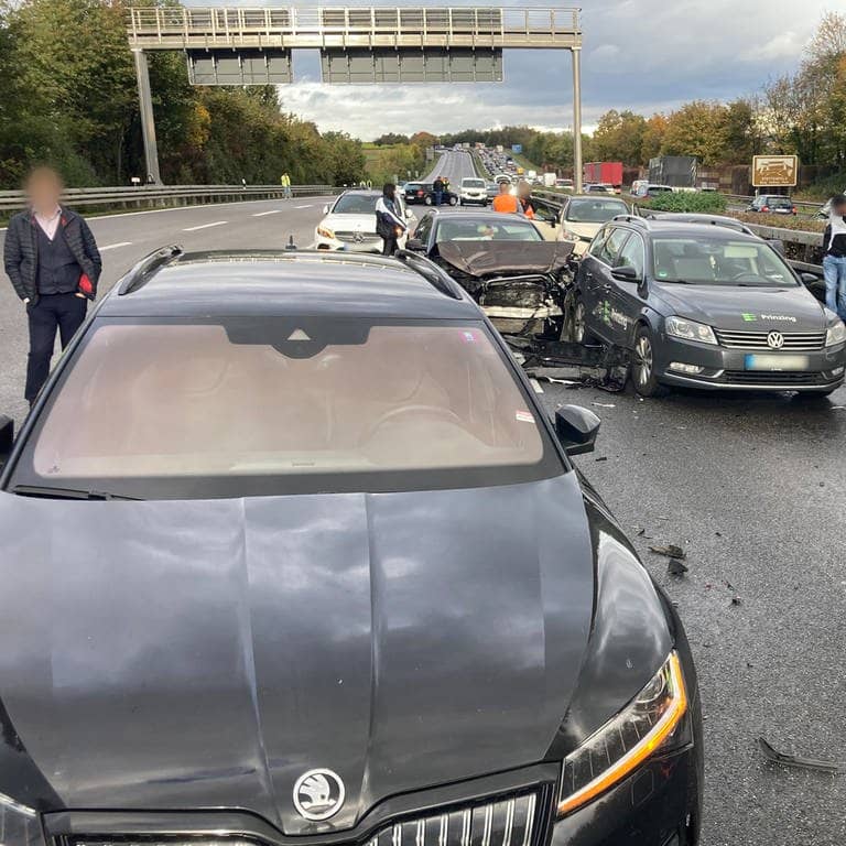 Blick auf eine Unfallstelle. Bei mehreren Massenkarambolagen auf der Autobahn nahe Heilbronn sind am Freitagnachmittag Dutzende Fahrzeuge an insgesamt 17 verschiedenen Unfallstellen aufeinandergefahren