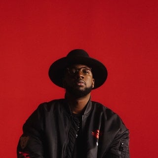 Kelvin Jones vor rotem Hintergrund