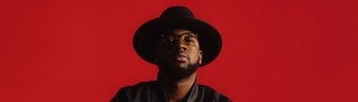 Kelvin Jones vor rotem Hintergrund