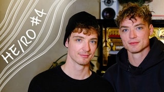 Portraitbild HERO Heiko und Roman Lochmann vor Klavier mit Folgenzahl 4 (Foto: SWR) Portraitbild HERO Heiko und Roman Lochmann vor Klavier mit Folgenzahl 4