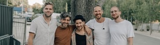 Die Band La Diri steht vor einem Baumstamm