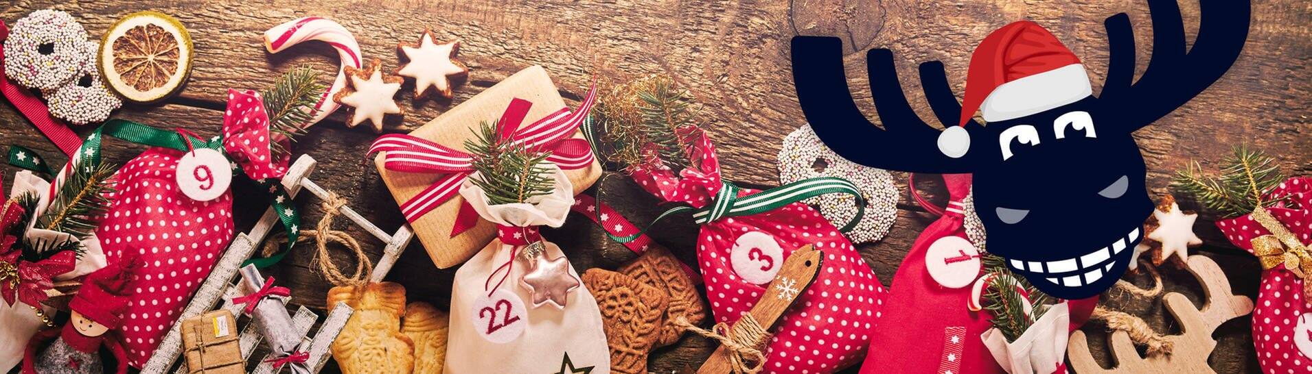 Elch mit weihnachtlicher Mütze, Spekulatius, Zimtsterne, Zuckerstangen und Adventskalendersäckchen (Foto: SWR3, Adobe Stock)
