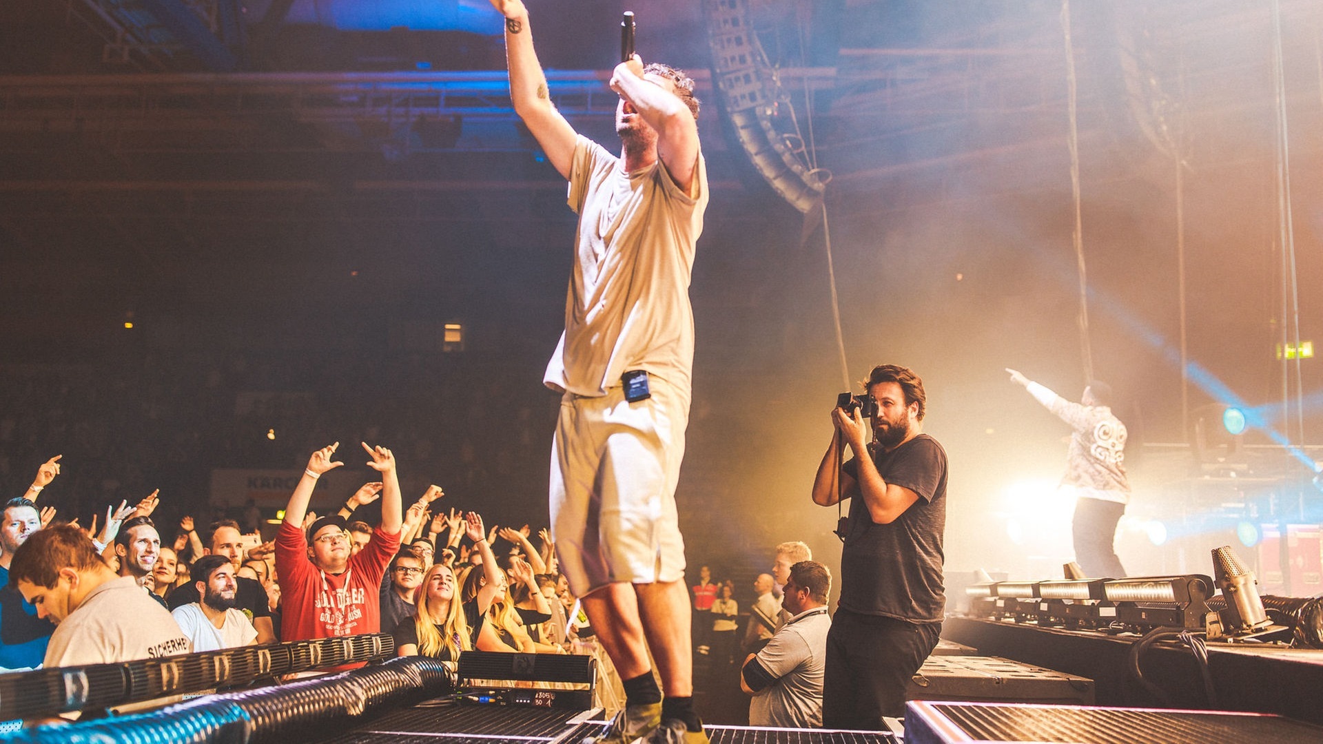 Foto: SWR3 Paul Ripke fotografiert Marteria auf der Bühne (Foto: SWR3)