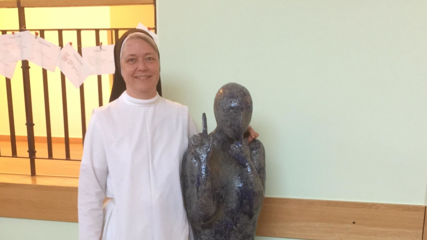 Foto: SWR3 Klostertagebuch Julia Rubin – Schwester mit Schweige-Figur (Foto: SWR3)