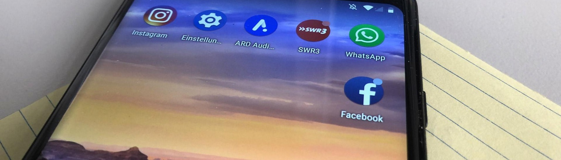 FacebookundwhatsappaufeinemSchirm (Foto: SWR3)