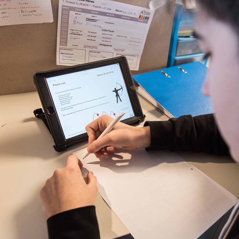 Junge lernt mit Tablet (Foto: picture-alliance / Reportdienste, Picture Alliance)