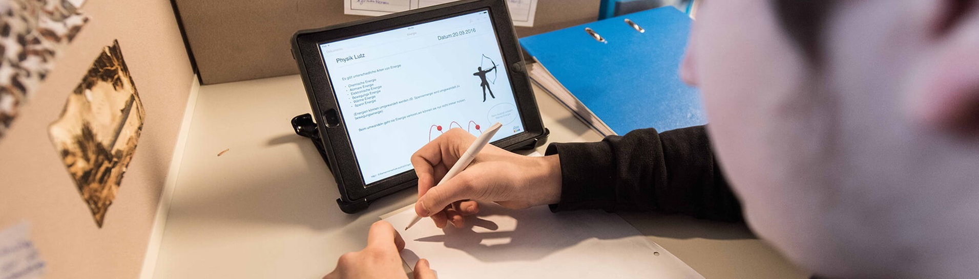 Junge lernt mit Tablet (Foto: picture-alliance / Reportdienste, Picture Alliance)