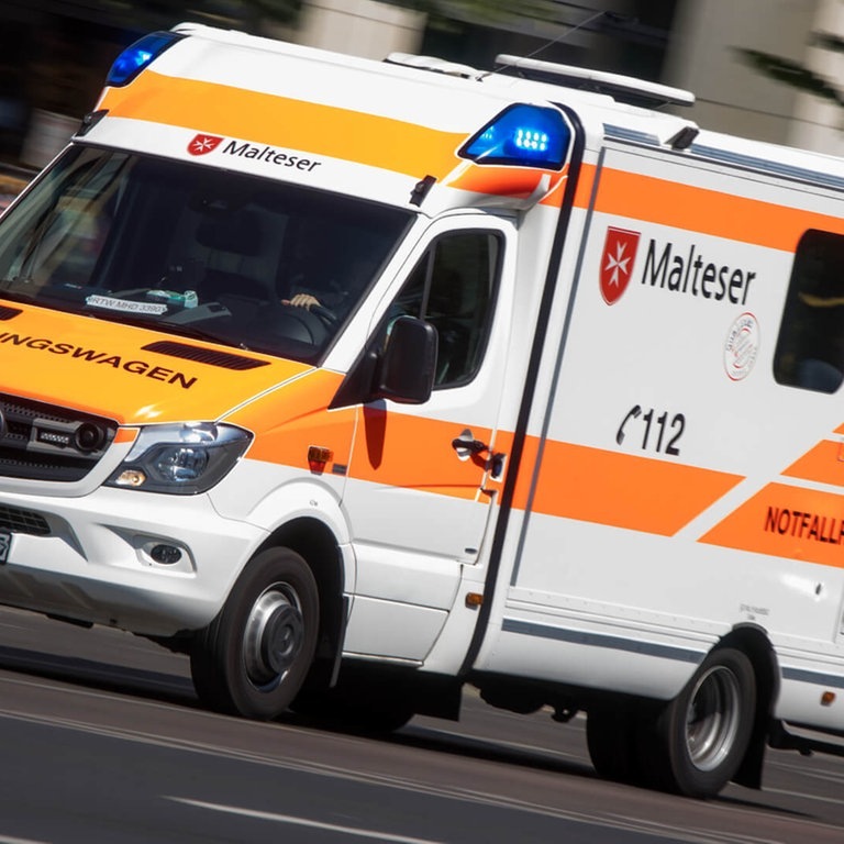 Rettungswagen fährt mit Blaulicht durch die Stadt (Foto: picture-alliance / Reportdienste, Picture Alliance)